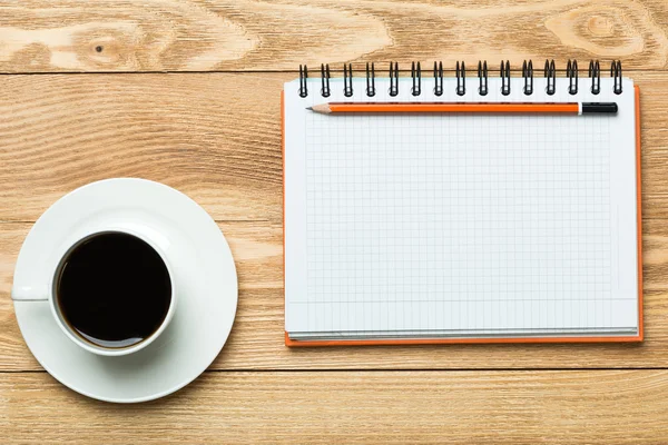 Bloc de notas en blanco con taza de café —  Fotos de Stock