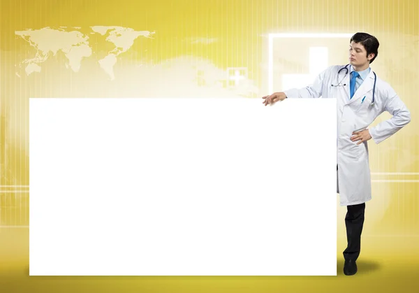 Medico con banner in bianco — Foto Stock