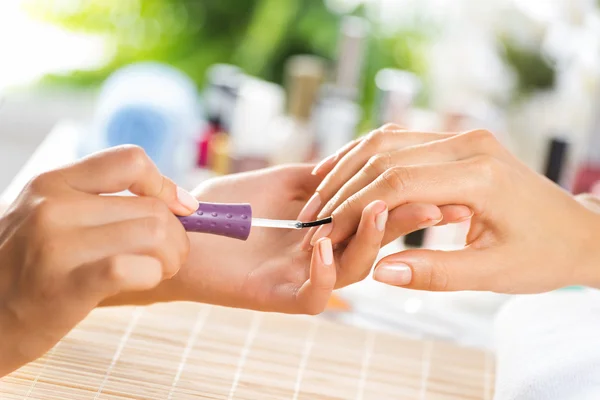 Vrouw ontvangende manicure procedure — Stockfoto