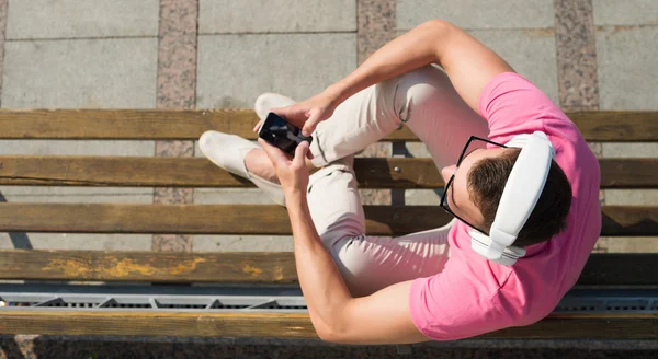 Homem com telefone celular e fones de ouvido — Fotografia de Stock