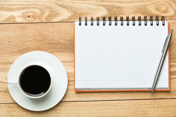 Bloc de notas en blanco con taza de café —  Fotos de Stock