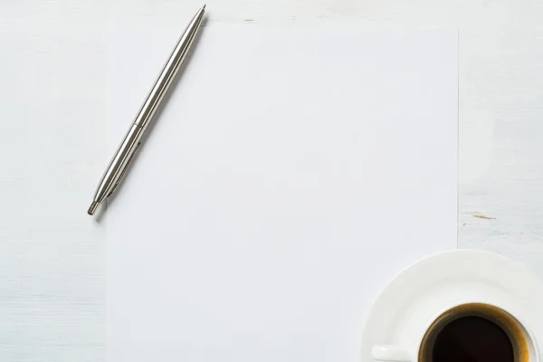 Koffie met blanco papier vel en pen — Stockfoto