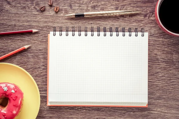 Açık not defteri ve kahve