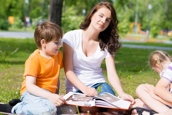 Children and teacher reading book — Stock Photo, Image