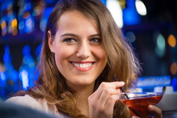 Bardaki genç kadın. — Stok fotoğraf