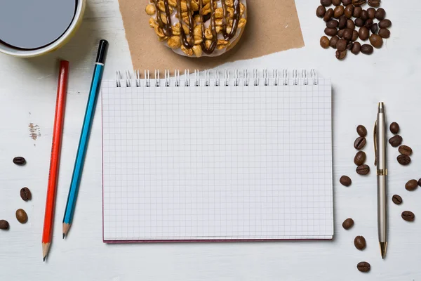 Άνοιξε το σημειωματάριο και το φλιτζάνι του καφέ — Φωτογραφία Αρχείου