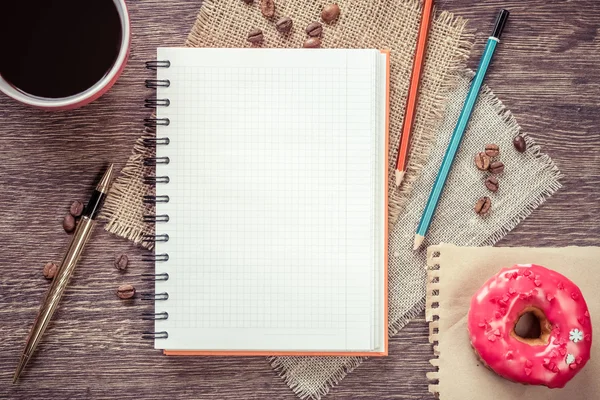 Açık not defteri ve kahve