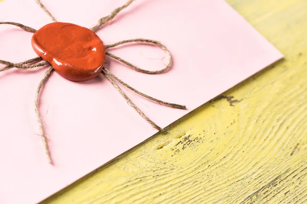 왁 스 물개를 가진 분홍색 편지 봉투 — 스톡 사진