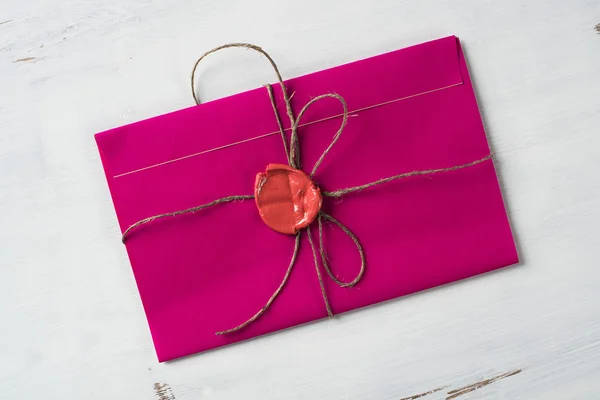 Enveloppe lettre rose avec sceau de cire — Photo