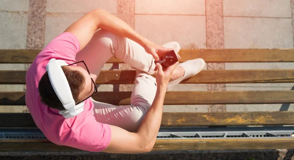 Homem com telefone celular e fones de ouvido — Fotografia de Stock