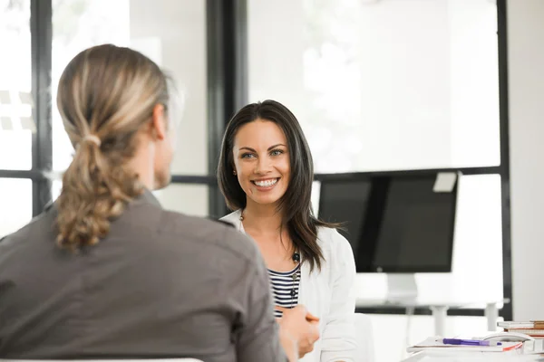 Junge Mitarbeiter arbeiten zusammen — Stockfoto