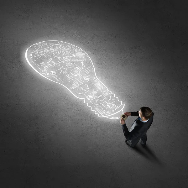 Üst görünümden düşünceli işadamı