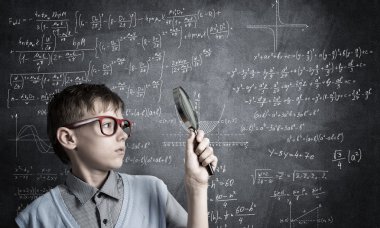 Sevimli çocuk Büyüteç arıyor 