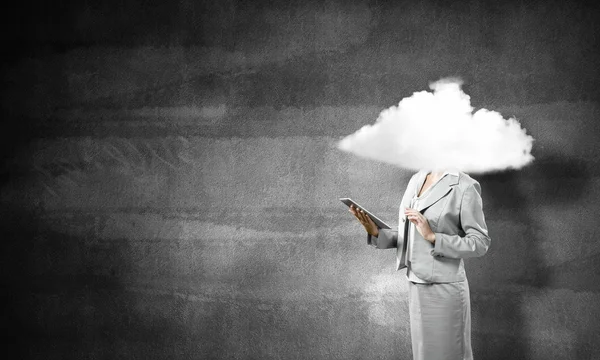 Mujer de negocios con cabeza de nube — Foto de Stock