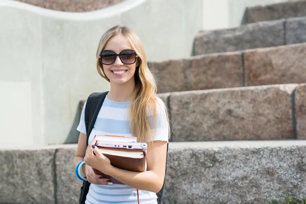 Student tjej på trappan — Stockfoto