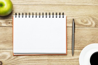 fincan kahve, elma ve kalemi kağıdına