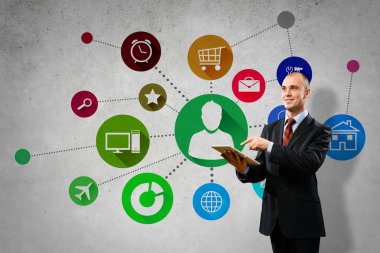 Tablet pc kullanan işadamı