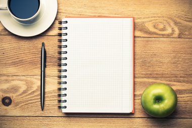 kahve, yeşil elma ve kalem ile not etmek
