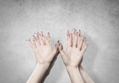 Elleri yüzleri parmakları ile