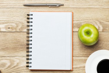 fincan kahve, elma ve kalemi kağıdına