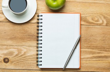 kahve, yeşil elma ve kalem ile not etmek