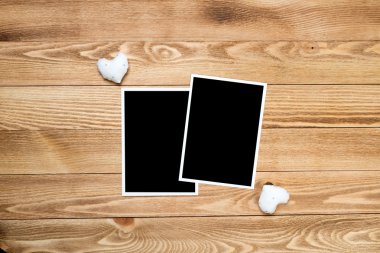 Siyah fotoğraf çerçeveleri ve kalpler 