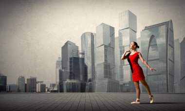 Kırmızı elbise giyen genç balet