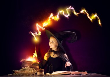 küçük halloween cadı