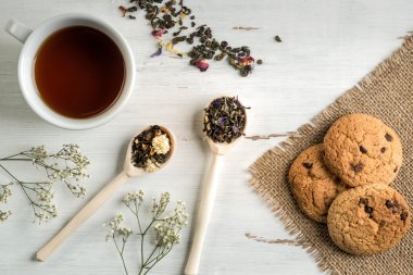 Otlar ile bitkisel çay