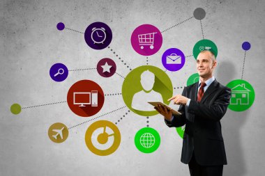 Tablet pc kullanan işadamı