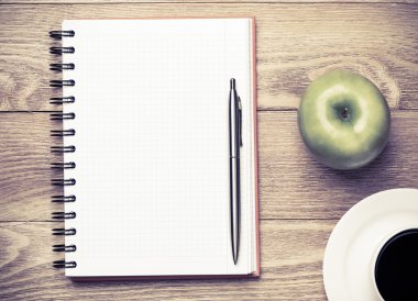 kahve, yeşil elma ve kalem ile not etmek