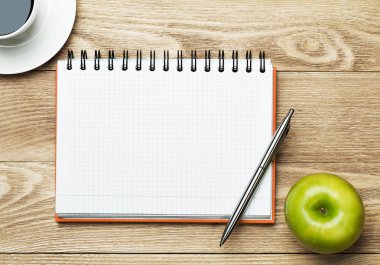kahve, yeşil elma ve kalem ile not etmek