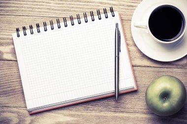 fincan kahve, elma ve kalemi kağıdına