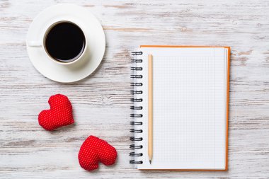 Not defteri ve kalpleri ile kahve fincanı 