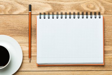 Beyaz kahve ve kalem ile boş 