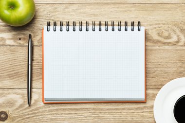 fincan kahve, elma ve kalemi kağıdına