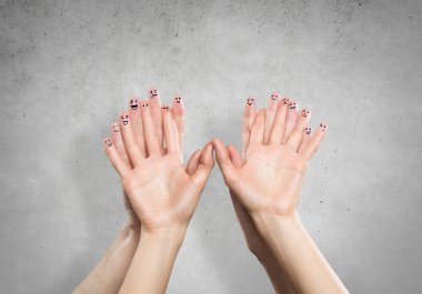 Elleri yüzleri parmakları ile