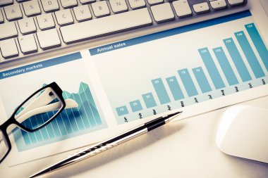 İş işyeri ile klavye ve diyagramları