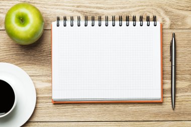 kahve, yeşil elma ve kalem ile not etmek