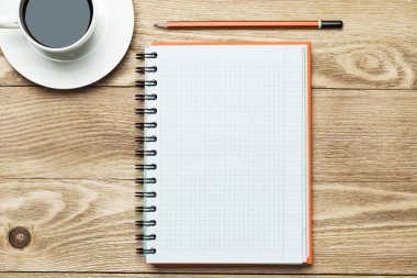 Beyaz kahve ve kalem ile boş 