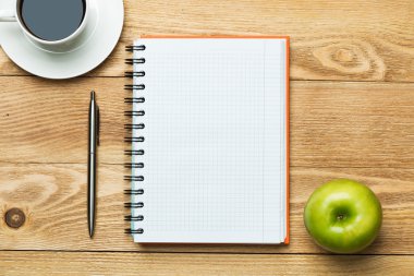 kahve, yeşil elma ve kalem ile not etmek