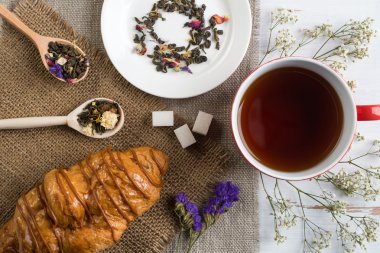 Otlar ile bitkisel çay 