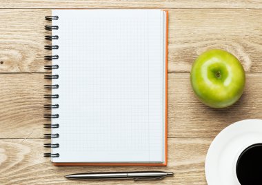 fincan kahve, elma ve kalemi kağıdına