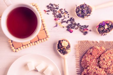 Otlar ile bitkisel çay