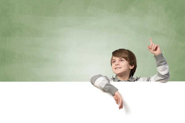 Schattige jongen met leeg bord — Stockfoto