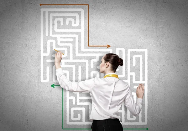 Geschäftsfrau zeichnet Labyrinth — Stockfoto