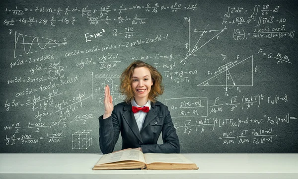 Mujer sobre la educación pizarra — Foto de Stock