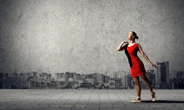 Jeune danseuse de ballet portant une robe rouge — Photo