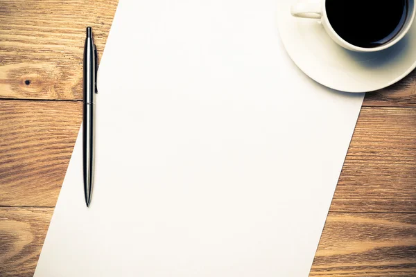 En blanco con taza de café y pluma — Foto de Stock