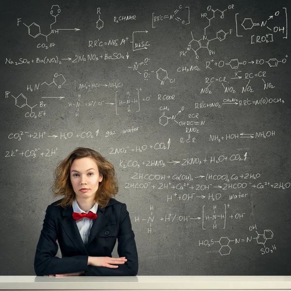 Kvinna över utbildning blackboard — Stockfoto